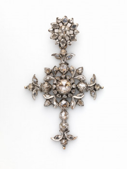 S71/105 - Croix avec feuillage, Cross-shaped pendant with foliage, Crucifix, Kruishanger met loofwerk