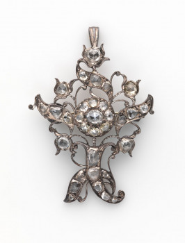 S85/1 - Broche/hanger in de vorm van gestileerd bloemboeket, Broche/pendentif en forme de bouquet de fleurs stylisé, Brooch/pendant in the shape of a spray of flowers