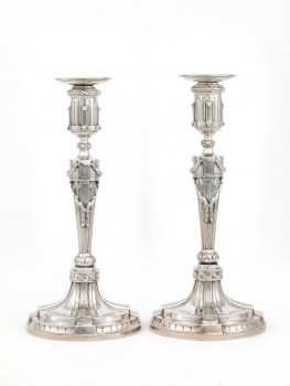 S75/22 - A pair of candlesticks, Paar kandelaars, Paar Leuchter, Paire de flambeaux