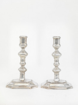 S75/39 - A pair of candlesticks, Paar tafelkandelaars, Paar Tischkerzenleuchter, Paire de candélabres de table