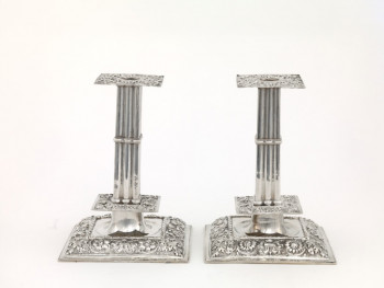 S75/44 - A pair of candlesticks, Paar tafelkandelaars, Paar Tischkerzenleuchter, Paire de candélabres de table