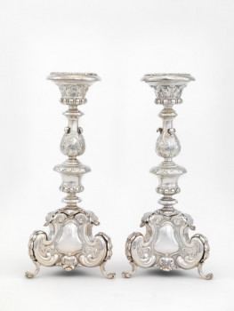 S75/94 - A pair of altar candlesticks, Paar altaarkandelaars, Paar Altarkerzenleuchter, Paire de candélabres d'autel