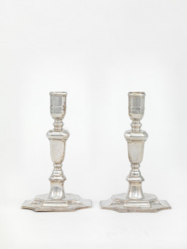 S75/96 - A pair of candlesticks, Paar tafelkandelaars, Paar Tischkerzenleuchter, Paire de candélabres de table